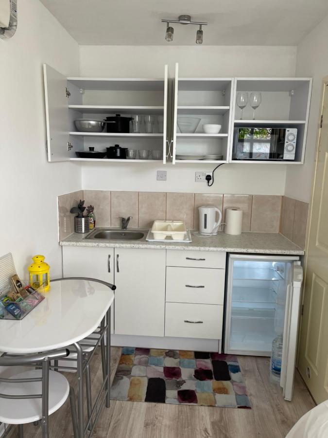 Studio Flat Fully Equipped Apartment Кройдон Екстериор снимка