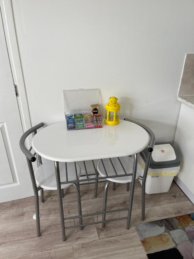 Studio Flat Fully Equipped Apartment Кройдон Екстериор снимка